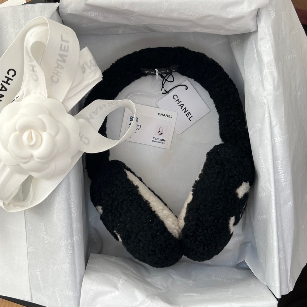 CHANEL 25B Black and Cream Earmuffs Full Set w Tags - Picture 4 of 5